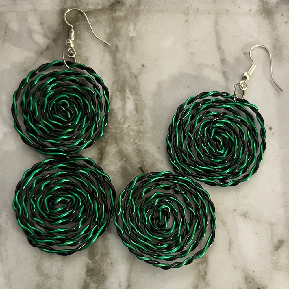 Green and Black Earrings VERY LIGHT!!